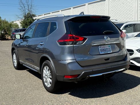 Used 2018 Nissan Rogue SV image 3