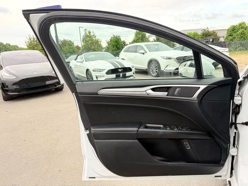 Used 2020 Ford Fusion SE FWD image 12