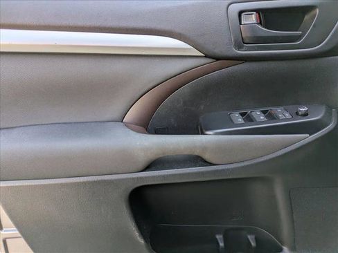 Used 2016 Toyota Highlander LE image 8