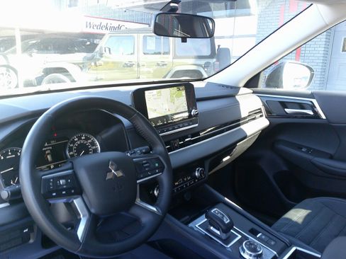 Used 2024 Mitsubishi Outlander SE image 22