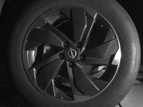 Used 2025 Nissan Rogue SV image 14