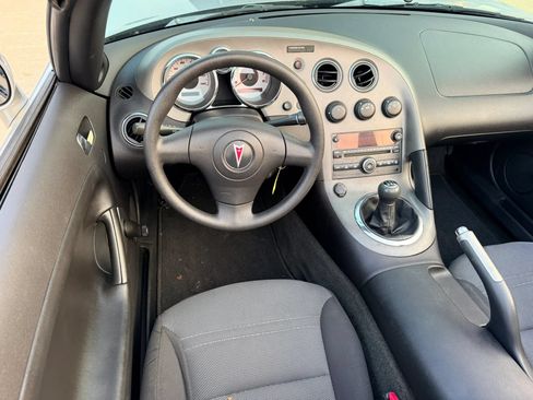 Used 2007 Pontiac Solstice Convertible RWD image 8