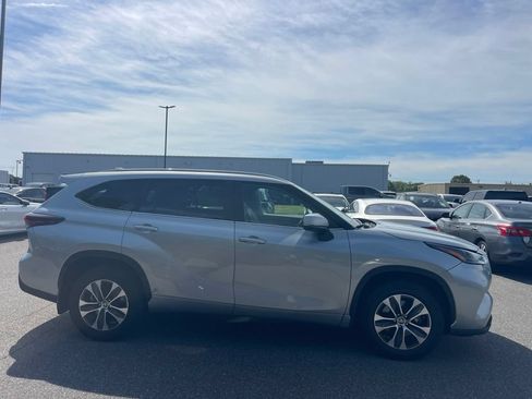 Used 2024 Toyota Highlander XLE AWD/4WD image 6