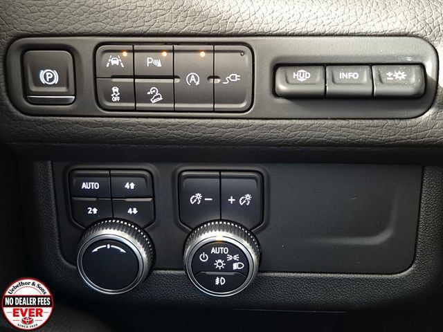 Used 2021 GMC Yukon XL Denali w/ Denali Premium Package AWD/4WD image 18