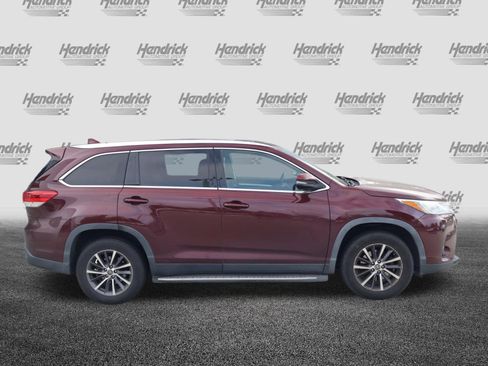 Used 2019 Toyota Highlander XLE FWD image 7