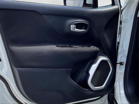 Used 2018 Jeep Renegade Latitude FWD image 14