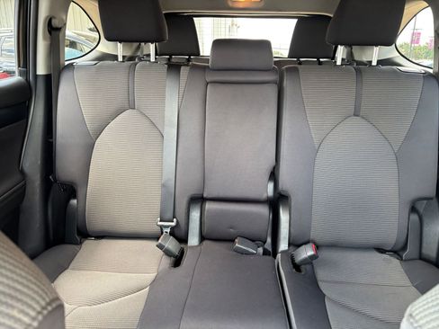 Used 2025 Toyota Highlander LE FWD image 40