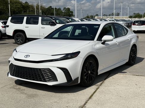 Used 2025 Toyota Camry SE image 10