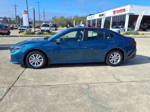 Used 2025 Toyota Camry LE image 2