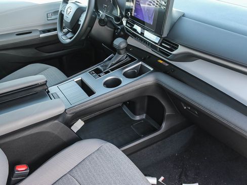 New 2026 Toyota Sienna LE FWD image 18