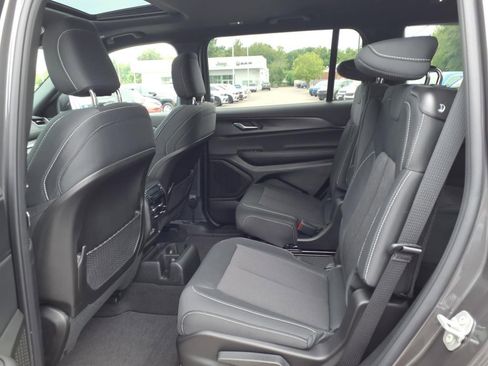 Used 2025 Jeep Grand Cherokee L Laredo image 12