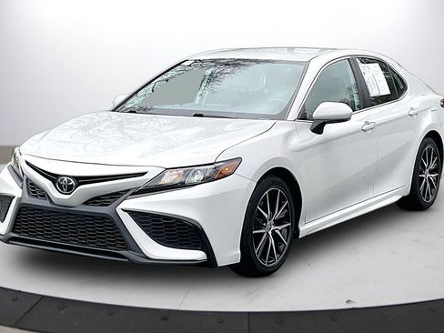 Used 2023 Toyota Camry SE image 4