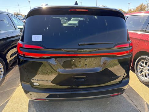 New 2026 Chrysler Pacifica Limited w/ Uconnect Theater Family Group FWD image 9