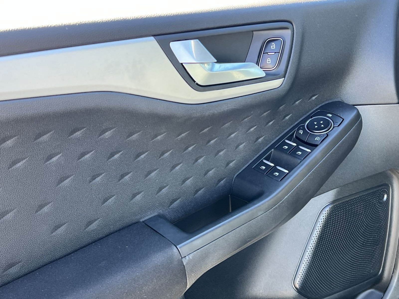 Used 2020 Ford Escape SE FWD image 15