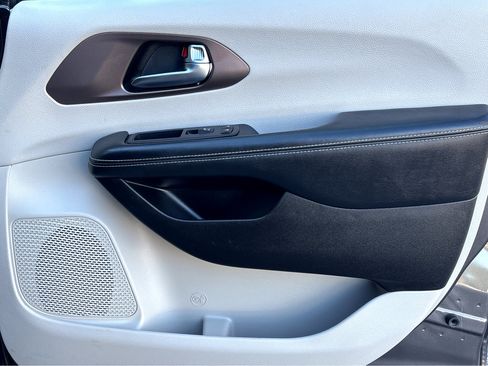 Used 2021 Chrysler Voyager L image 10