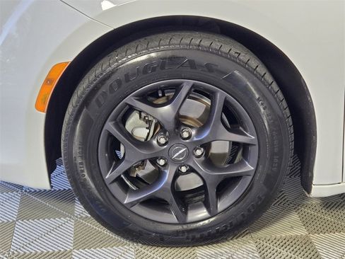 Used 2019 Chrysler Pacifica Touring-L w/ S Appearance Package image 4