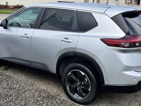 Used 2024 Nissan Rogue SV AWD/4WD image 2