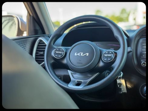 Used 2025 Kia Soul LX w/ LX Technology Package FWD image 24
