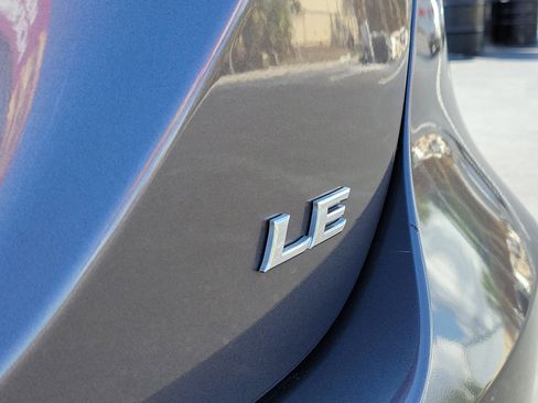 Used 2018 Toyota Camry LE image 5