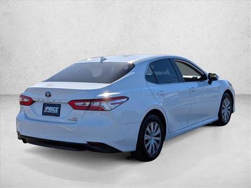 Used 2020 Toyota Camry LE image 5