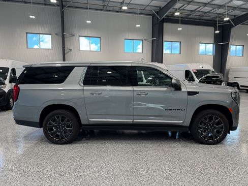 Used 2024 GMC Yukon XL Denali w/ Advanced Technology Package AWD/4WD image 5