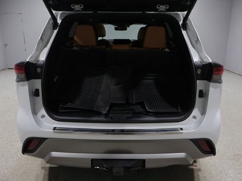 Used 2025 Toyota Highlander Platinum image 21