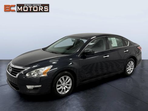 Used 2014 Nissan Altima 2.5 S FWD image 1