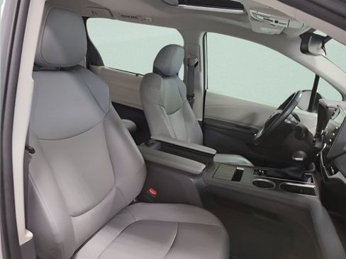 Used 2021 Toyota Sienna XLE FWD image 15