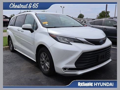 Used 2022 Toyota Sienna XLE w/ XLE Plus Package FWD image 1