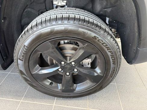 Used 2024 Jeep Grand Cherokee Limited w/ Black Appearance Package AWD/4WD image 6