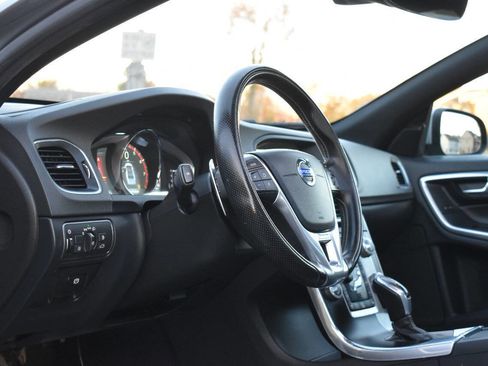 Used 2016 Volvo S60 T5 R-Design image 19