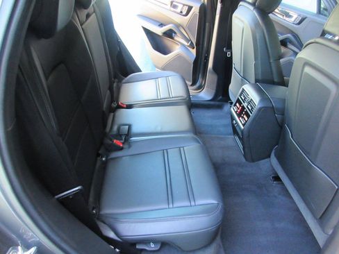 Used 2023 Porsche Cayenne AWD/4WD image 34