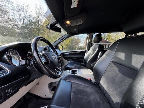 Used 2020 Dodge Grand Caravan SXT image 10