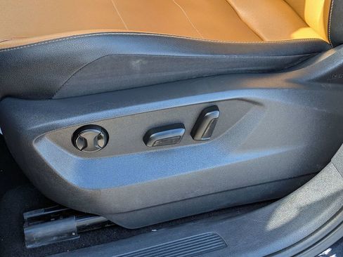 Used 2019 Volkswagen Tiguan SE image 16