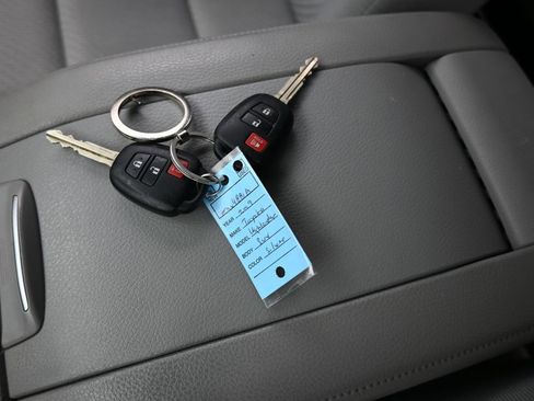 Used 2019 Toyota Highlander LE image 19