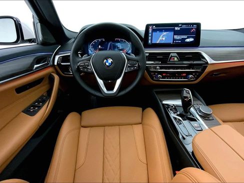 Used 2021 BMW 530i xDrive 530i xDrive w/ Premium Package image 4