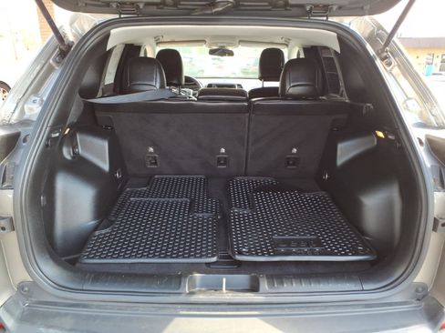 Used 2019 Jeep Cherokee Latitude Plus w/ Cold Weather Group AWD/4WD image 10