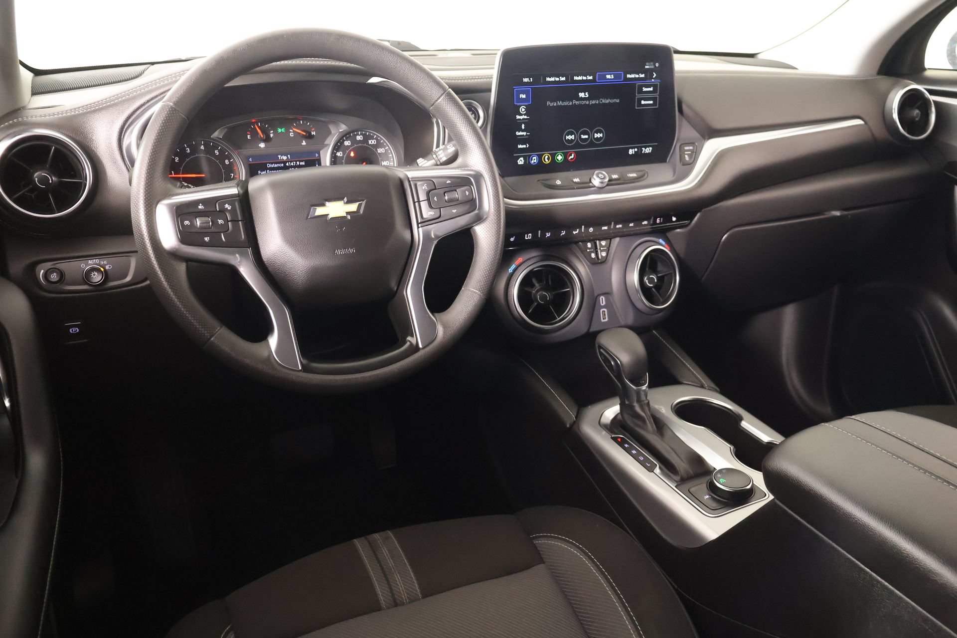 Used 2025 Chevrolet Blazer LT FWD image 2