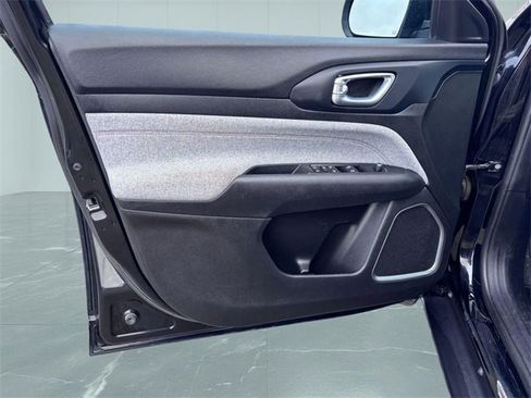 Used 2022 Jeep Compass Latitude image 12