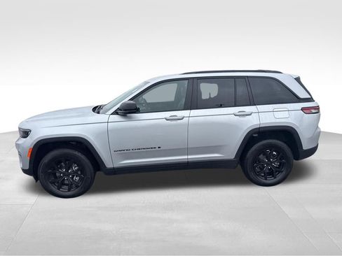 Used 2025 Jeep Grand Cherokee Altitude image 2