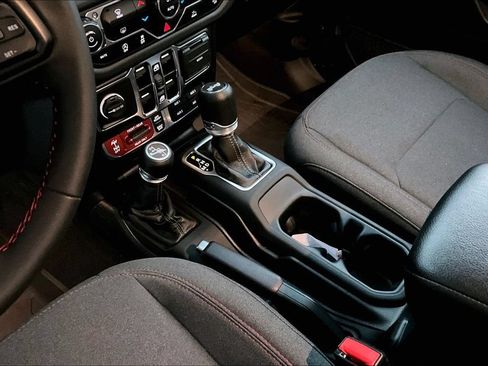 Used 2024 Jeep Wrangler Unlimited Rubicon AWD/4WD image 18