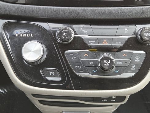 Used 2017 Chrysler Pacifica Touring-L w/ Tire & Wheel Group image 27