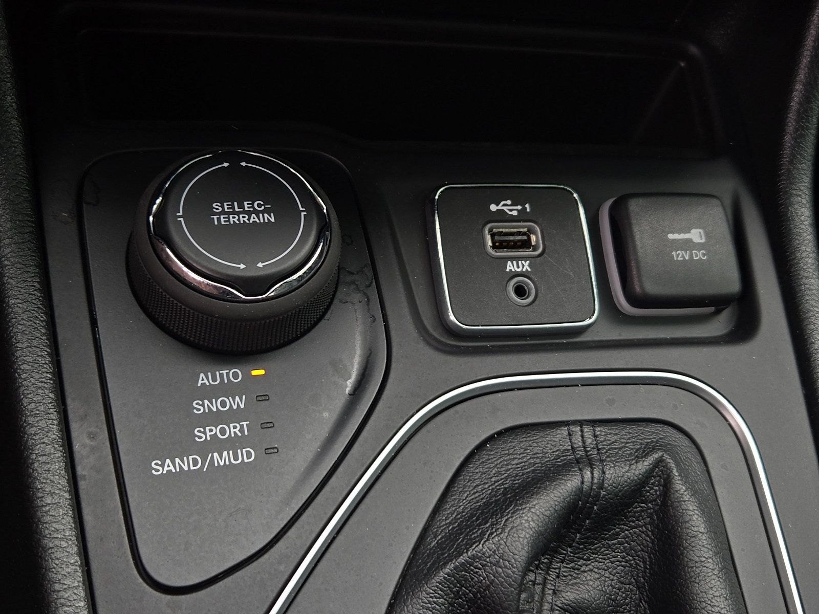 Used 2022 Jeep Cherokee Latitude Lux w/ Mopar Interior Package AWD/4WD image 23