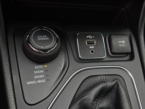 Used 2022 Jeep Cherokee Latitude Lux w/ Mopar Interior Package AWD/4WD image 23