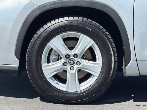 Used 2022 Toyota Highlander L FWD image 25