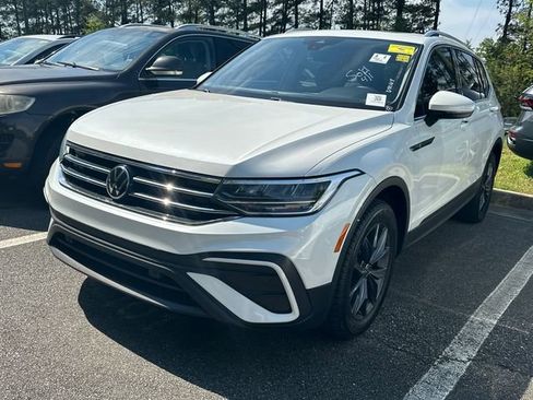 Used 2023 Volkswagen Tiguan SE w/ Panoramic Sunroof Package image 3