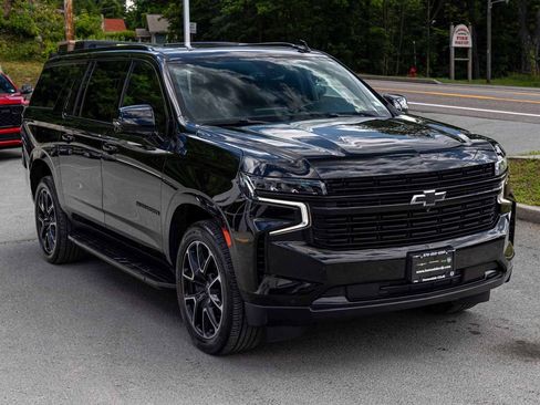 Used 2023 Chevrolet Suburban RST w/ Sport Performance Package AWD/4WD image 3