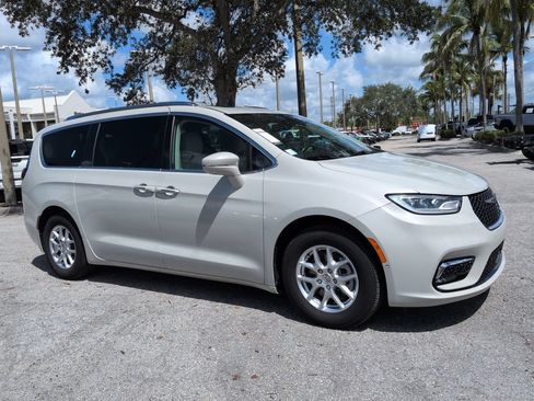 Used 2021 Chrysler Pacifica Touring-L w/ Premium & Safety Sphere Group FWD image 2