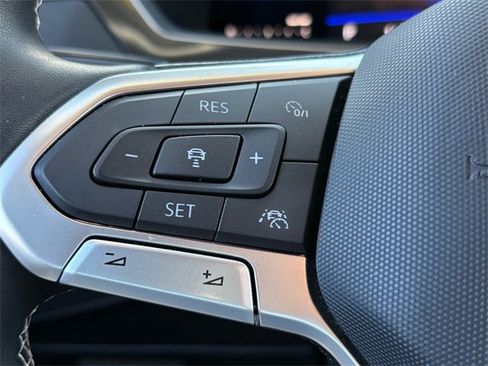 Used 2022 Volkswagen Tiguan SE image 32