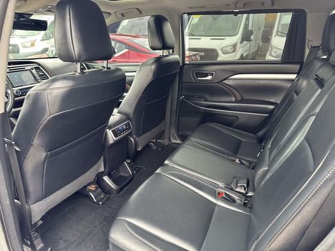 Used 2017 Toyota Highlander XLE w/ Carpet Mat Package AWD/4WD image 18